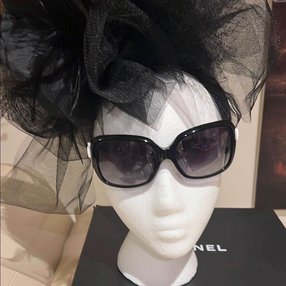 Chic Chanel bow Black Sunglasses - Picture 7 of 9